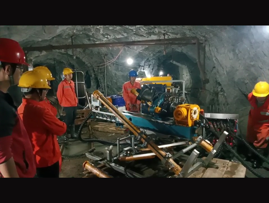 钢索取芯 第二台探矿钻机 在广西佛子 现场开机探矿