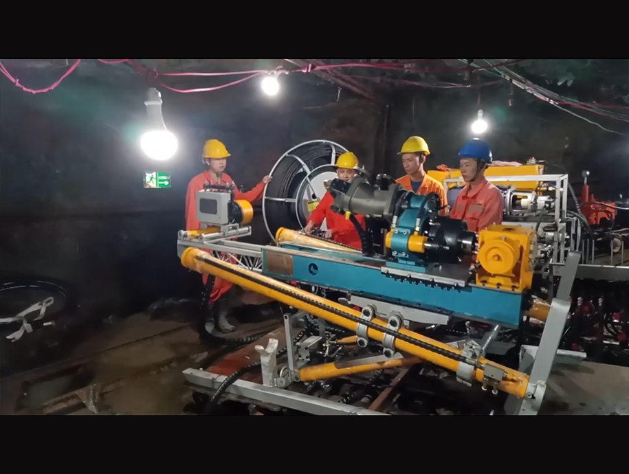 钢索取芯  第一台探矿钻机 在广西佛子 现场钻探施工