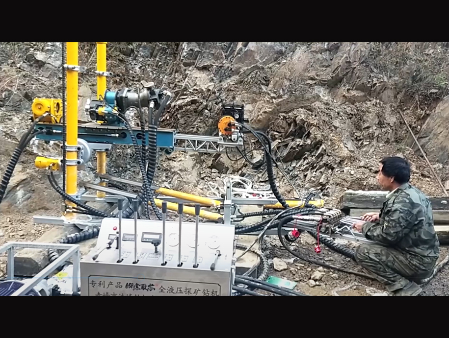 钢索取芯 探矿钻机 在河北遵化 现场开机 地表钻探施工