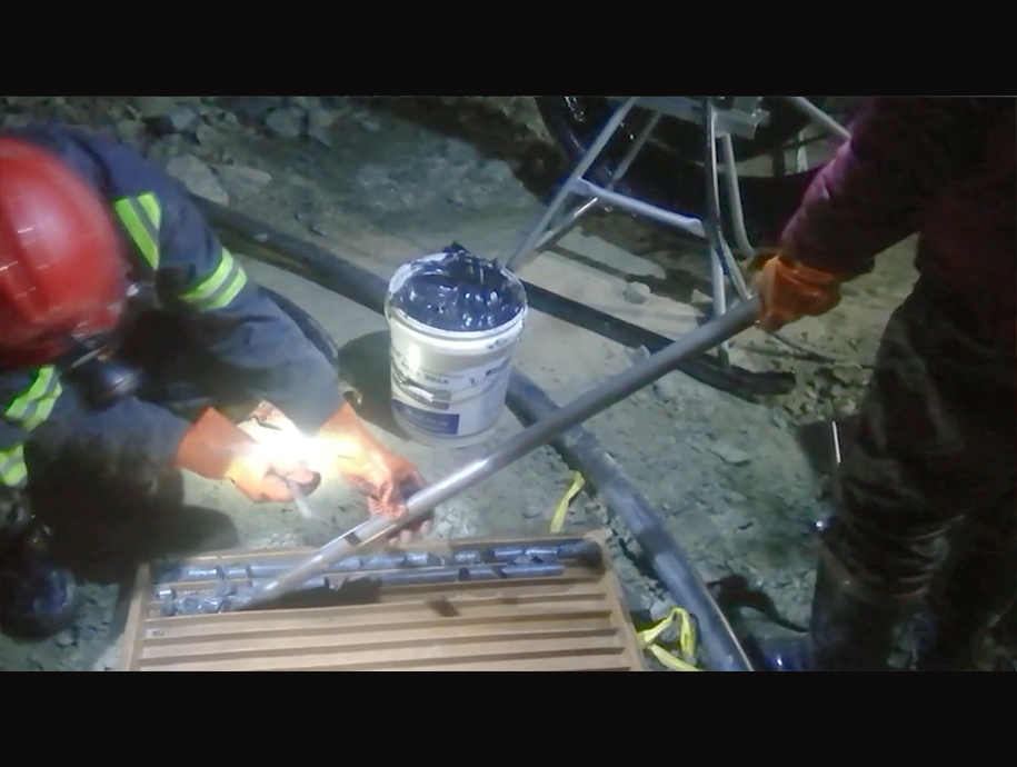 钢索取芯 探矿钻机  在河北迁西铁矿 现场钻探施工