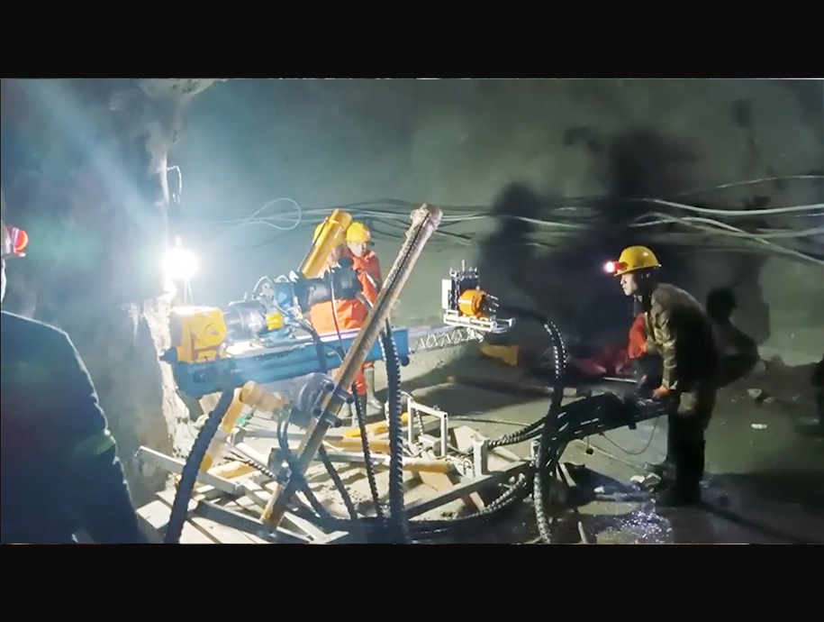钢索取芯  第一台 探矿钻机 在西藏仕睿 现场钻探施工