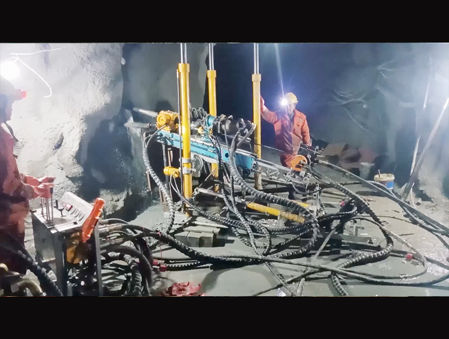 钢索取芯  第二台 探矿钻机 在西藏仕睿工程 现场钻探施工