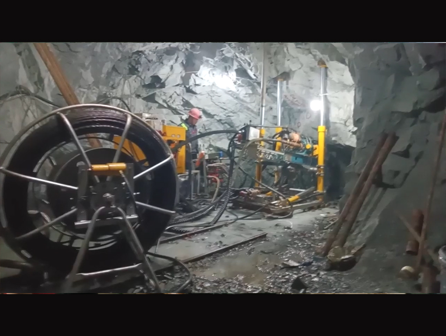 钢索取芯 探矿钻机 在河南洛阳艳飞工程 现场开机施工